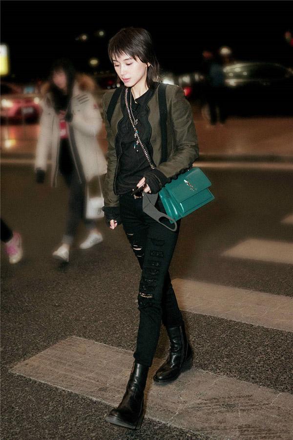 王子文全黑装扮现身机场，行走的酷女孩风范穿搭范本