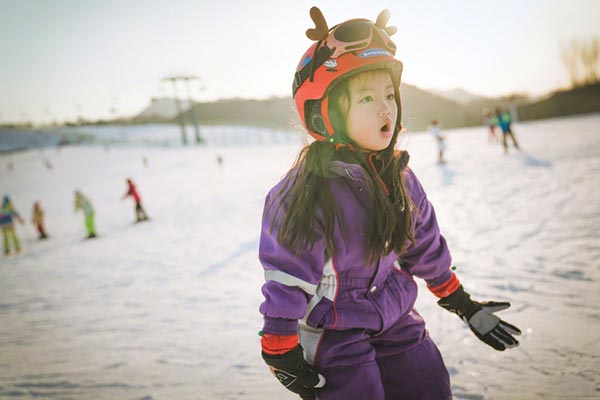 阿拉蕾微博晒滑雪场萌照，甜笑耍酷可爱爆棚
