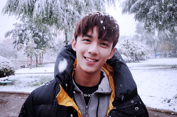 吴磊雪中笑容暖心融化，从画中走出来的美男子
