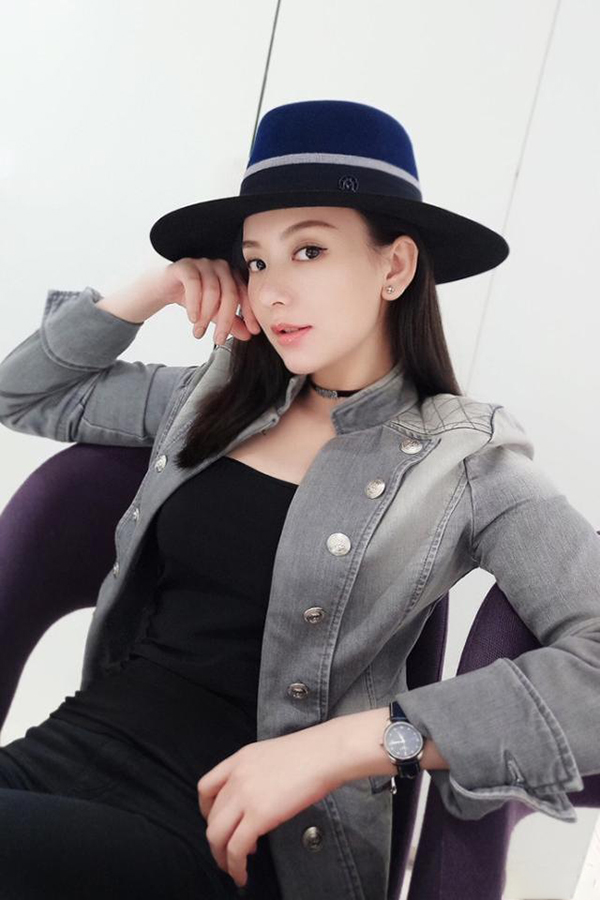 方媛产后恢复瘦出尖下巴，代言晒美照超带质感