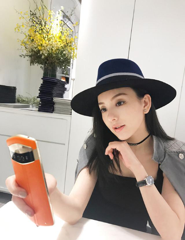 方媛产后恢复瘦出尖下巴，代言晒美照超带质感