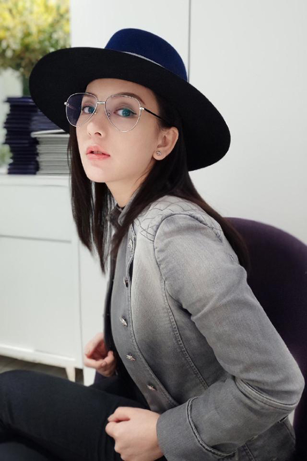 方媛产后恢复瘦出尖下巴，代言晒美照超带质感