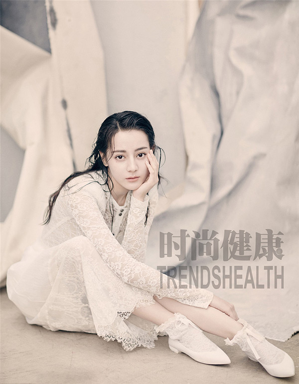迪丽热巴素净优雅纯净如雪，《解忧杂货店》12月29日治愈上映