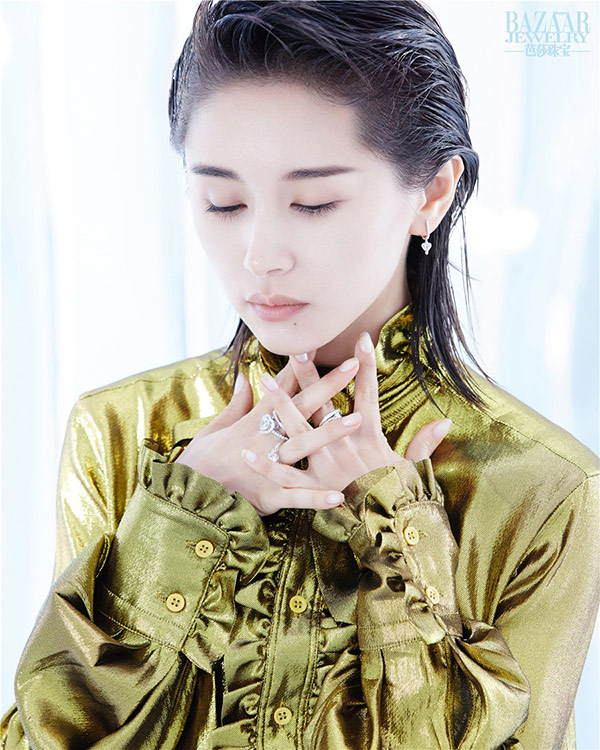 王子文曝神秘科学感封面，光影神秘完美凸显独特魅力