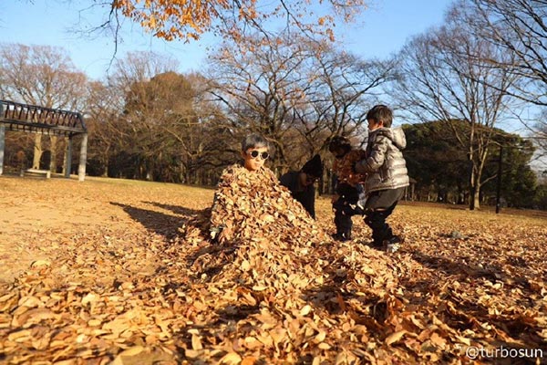 孙俪等等小花“堆雪人”，邓超安静当“模特”