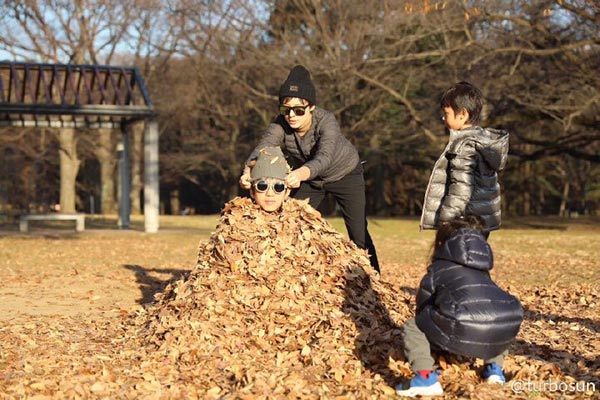 孙俪等等小花“堆雪人”，邓超安静当“模特”